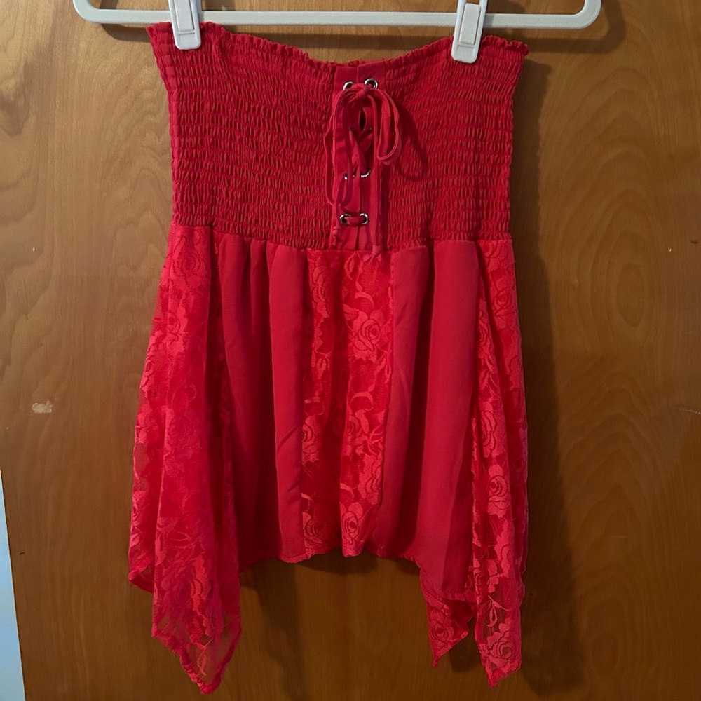 ⭐️ Venue strapless red lace up top with asymmetrical hem